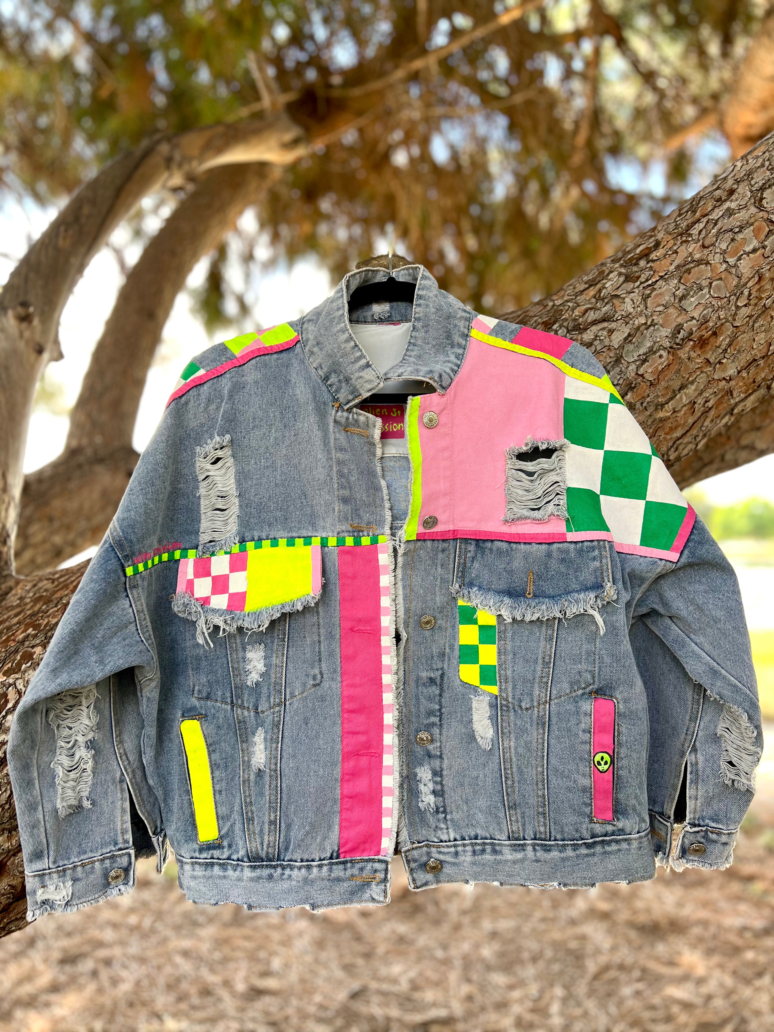 CHECKERED NEON hand-painted denim jacket – alien emission CHECKERED NEON hand-painted denim jacket – alien emission