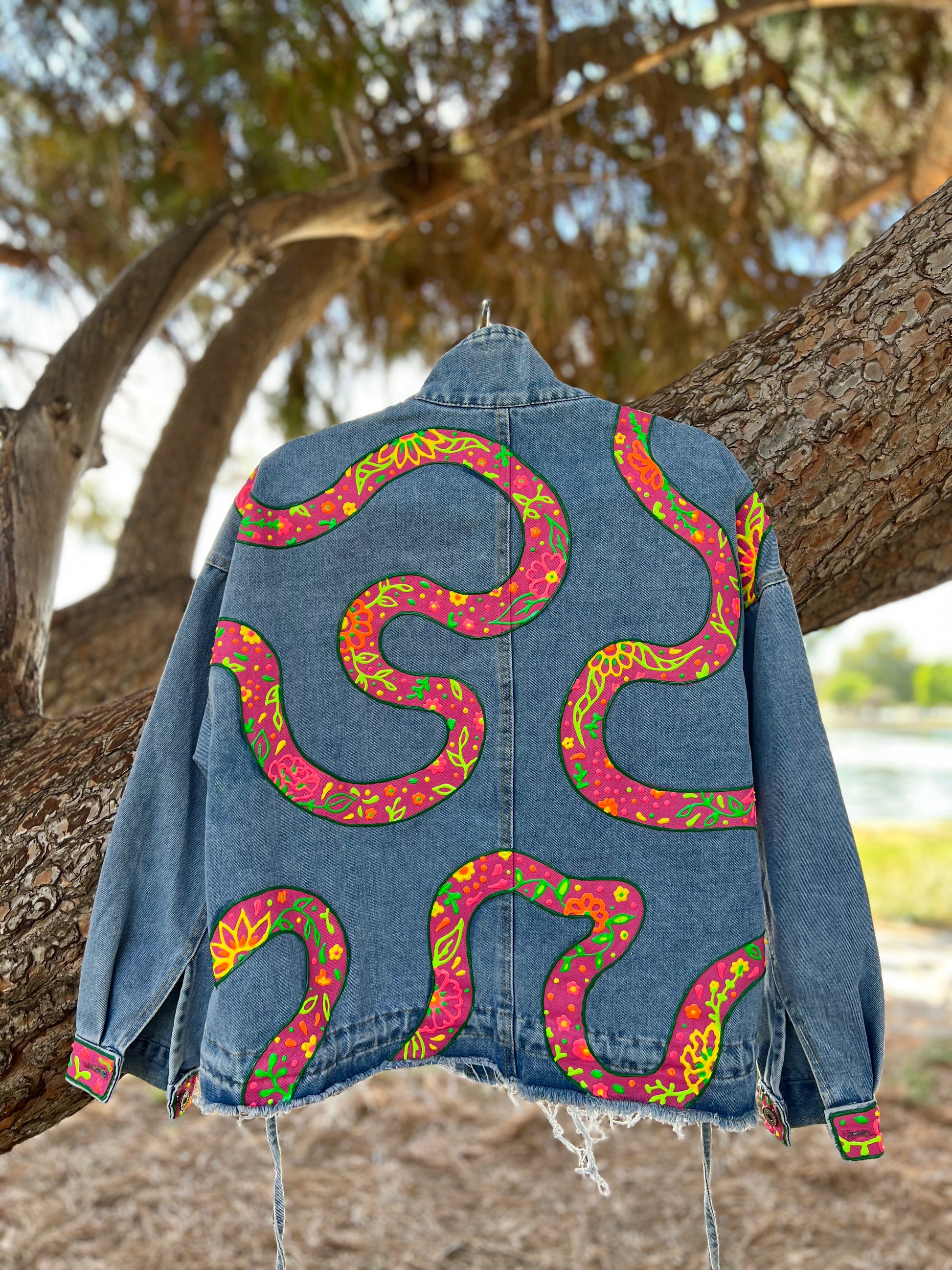 FLOWER TRAILS hand-painted denim jacket – alien emission FLOWER TRAILS hand-painted denim jacket – alien emission